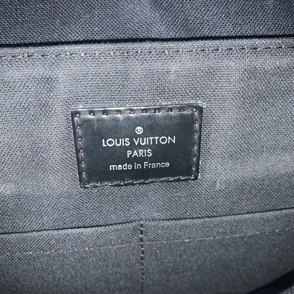 Very lightly used Louis Vuitton men’s cross body messenger bag! Mint condition - Picture 3 of 5